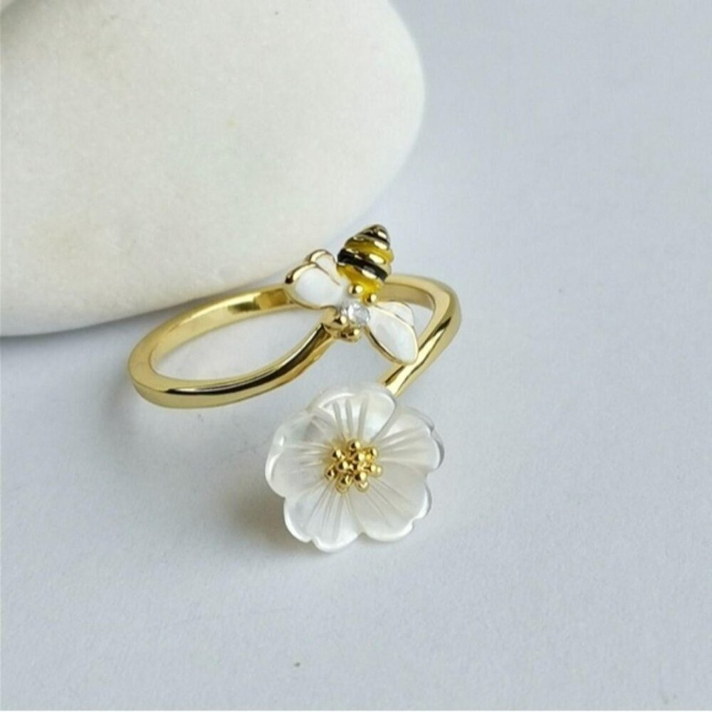 Mother of Pearl cz Bee ring size 8 🆕